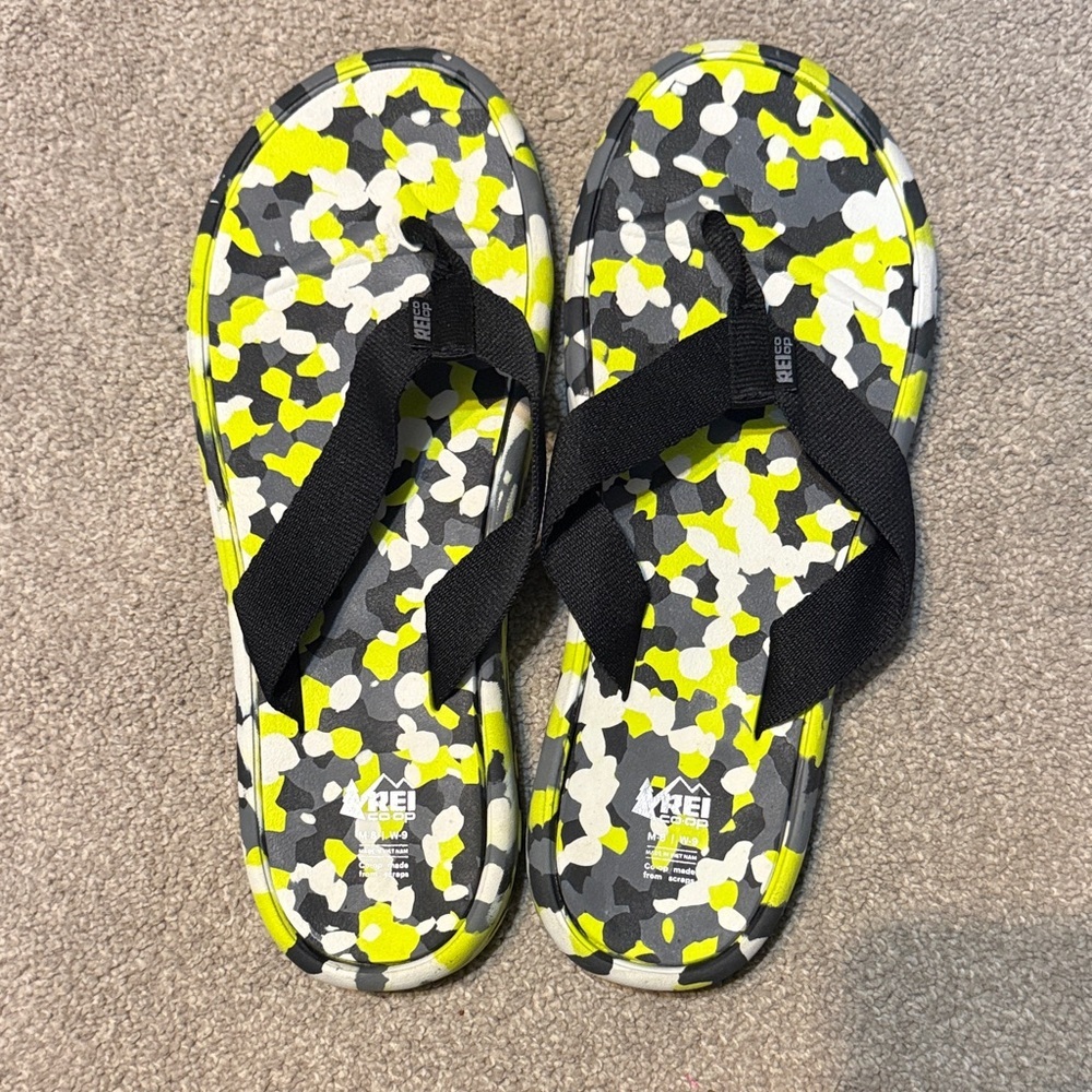 REI Yellow Camo Print Thong Flip Flop Sandals Size 8